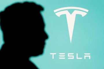 Finance minister inspects damaged car showroom