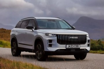 Hybrid and electric semi-truck sales cross 231,000 units in 2025