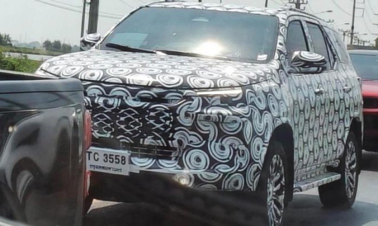 The next-generation Toyota Fortuner caught in the wild