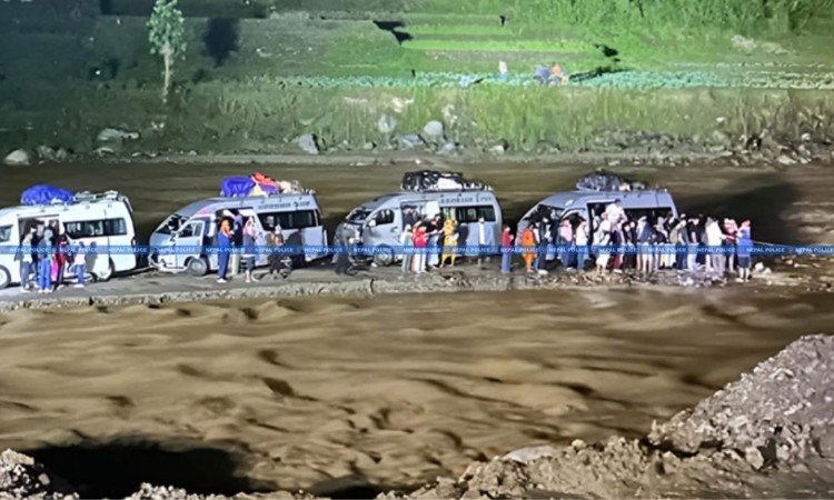 Passengers rescued after vehicles stranded in Roshi river flood