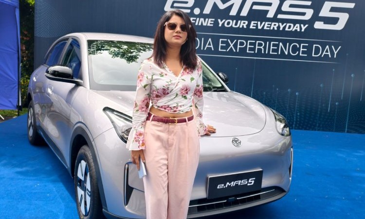Keki Adhikari: “I lose confidence in the driver when I sit in the front passenger seat”