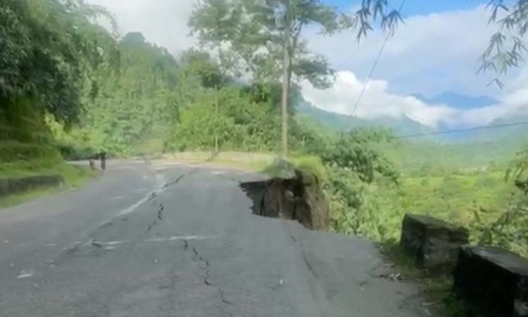 Flood causes road to sink at Krishnabhir, Nagdhunga-Muglin road blocked